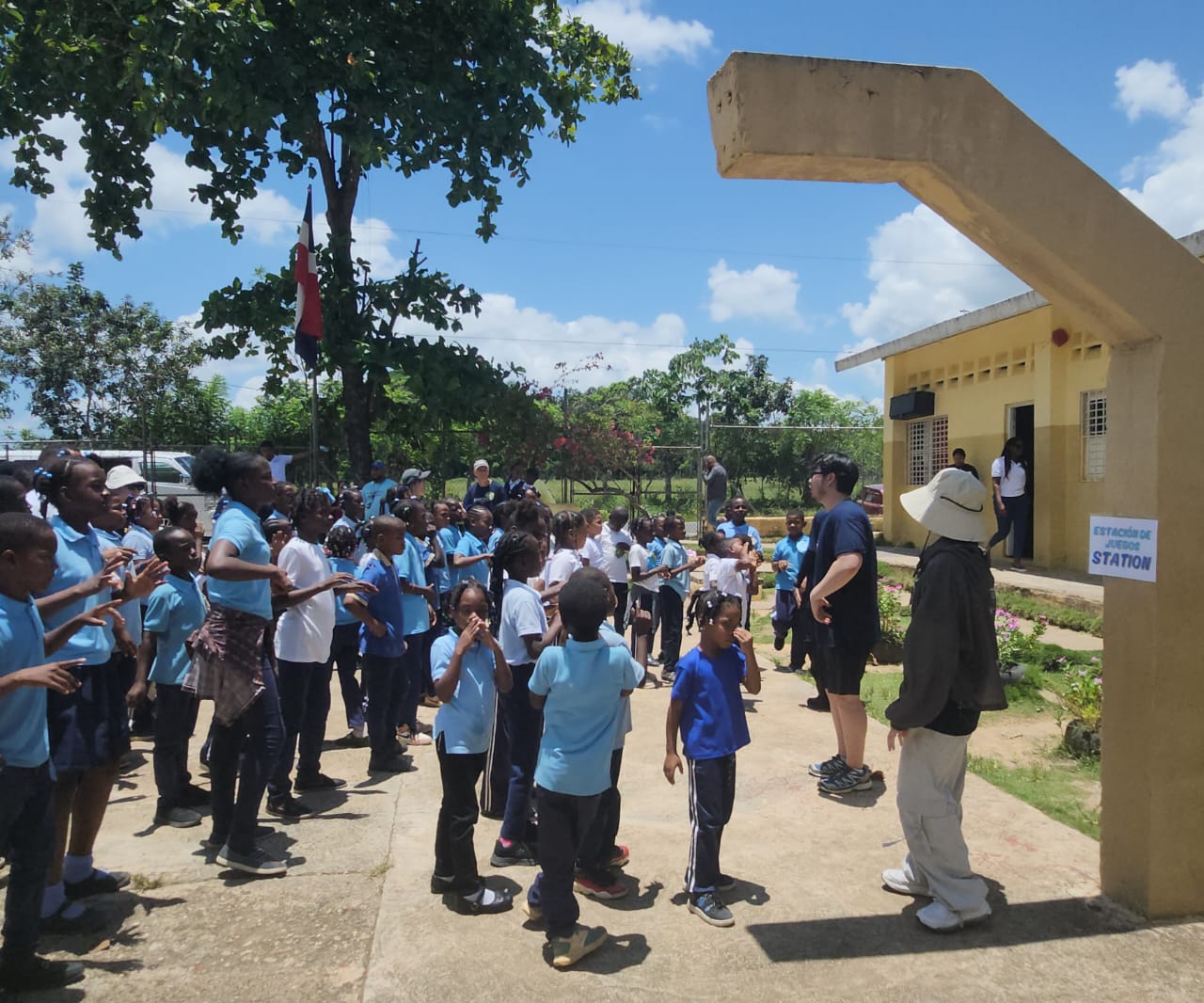Voluntariado acompaÃ±ando una actividad escolar