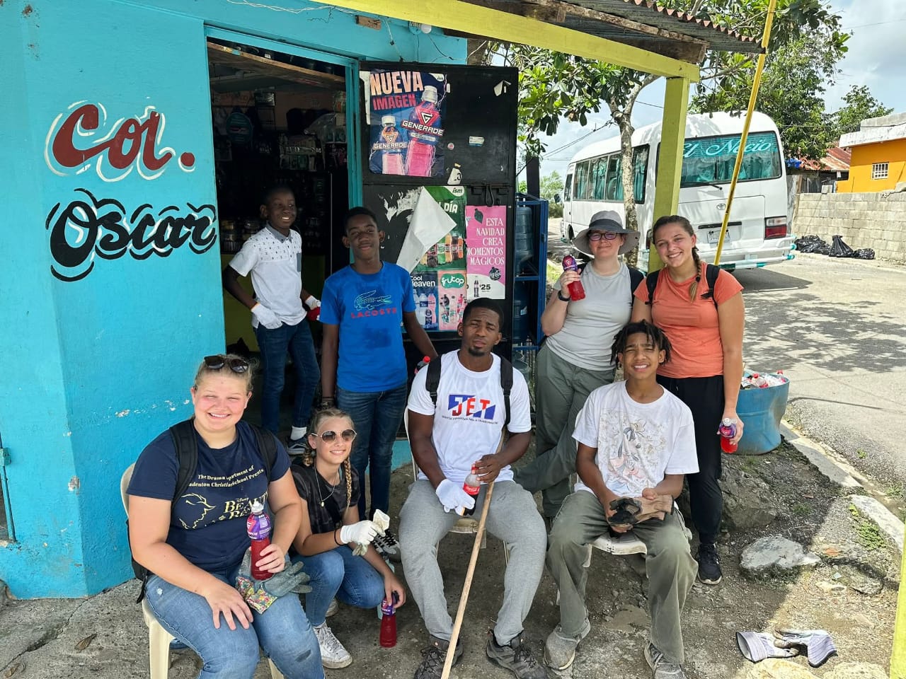 Voluntariado visitando una comunidad