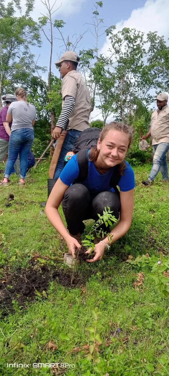 Voluntaria participando en una actividad ambiental